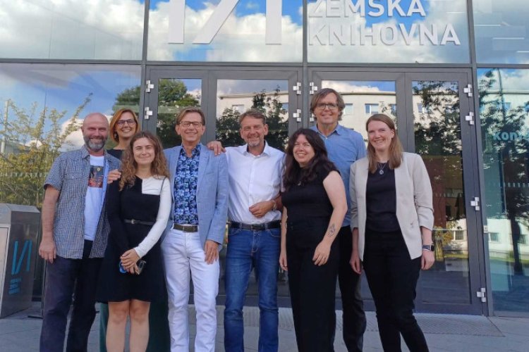 Von links nach rechts: Jiří Sedlák (Gastlandteam), Jana Hájková (Gastlandteam), Karolína Tomečková (Gastlandteam), Martin Krafl (Gastlandteam), Tomáš Kubíček (Gastlandteam), Annika Grützner (Literaturtest), Mathias Voigt (Literaturtest), Nathalie Weber (Literaturtest) 