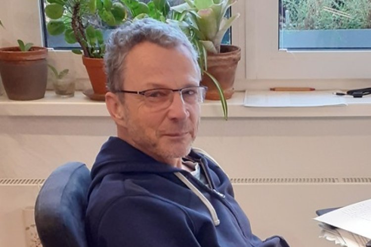 Foto von Wolfgang Hertling an seinem Schreibtisch