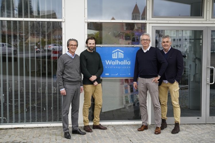 Gruppenfoto mit vier nicht benannten Personen zur Kooperation