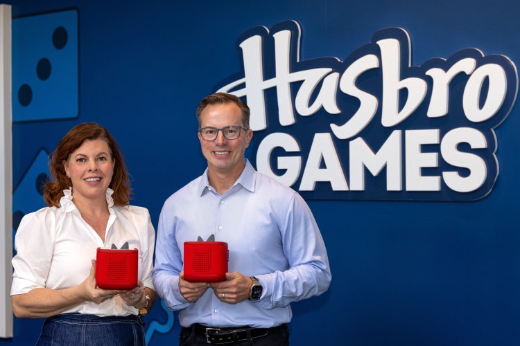 Foto von Ginny McCormick, Chief Experience Officer (CXO) tonies, und Brian Baker, SVP of Global Licensing Hasbro
