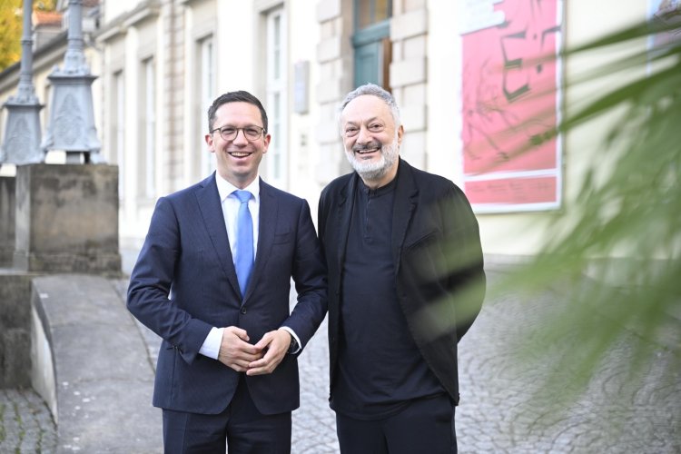 Foto von Niedersachsens Kulturminister Falko Mohrs (links) und Feridun Zaimoglu