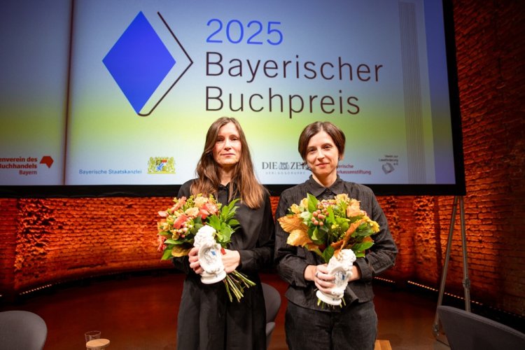 Die Gewinnerinnen des Bayerischen Buchpreises mit Blumensträußen
