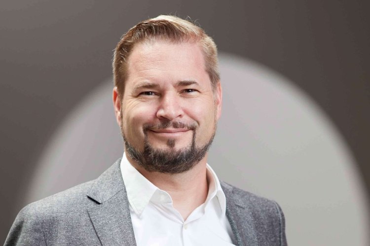 Michael Rosch vor Wand