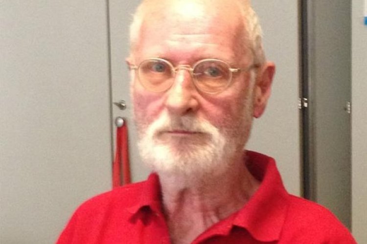 Porträt von Helmut Richter in rotem Pulli