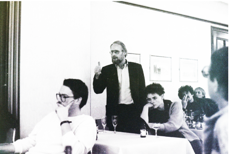 Schwarz-weiß Foto von Helmut Richter, der 1975 bei einer Pressekonferenz spricht