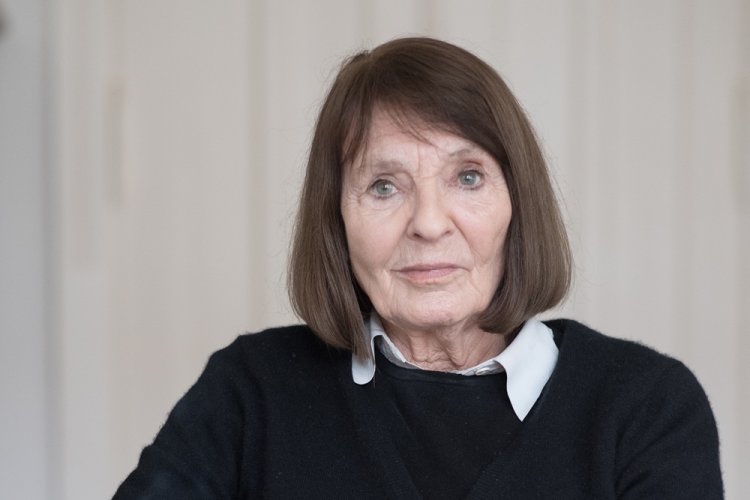 Porträt von Monika Maron im dunklen Pullover