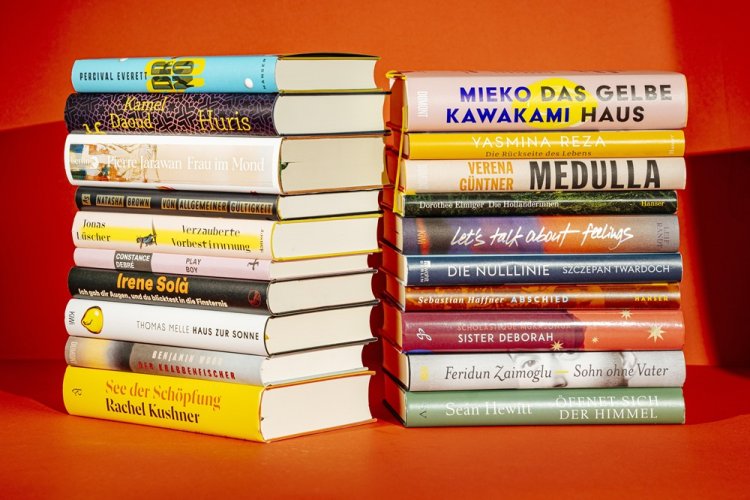 Zwei Bücherstapel mit den 20 nominierten Titeln