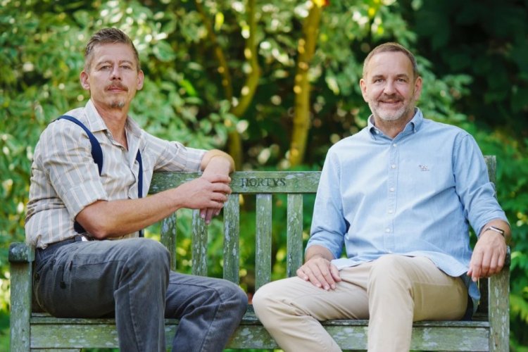 Foto von Peter Janke (links) und Folko Kullmann auf einer Gartenbank