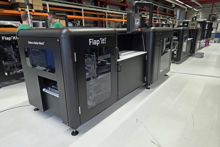 Schwarze Maschinen in der Halle