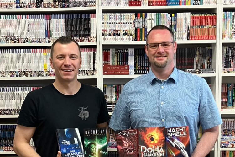 Foto bei der Buchübergabe: Sven Bohnert (links; Inhaber des Fantastic Store) und Autor Constantin Salathé. Sie halten einige der geschenkten Bücher in Händen