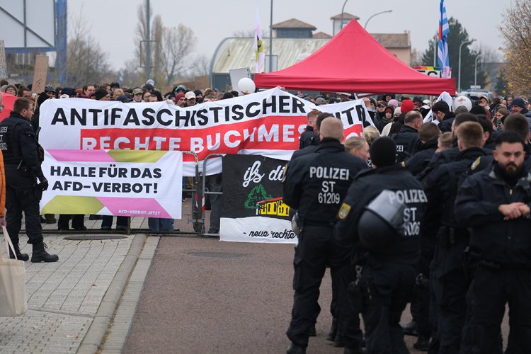 Demonstration gegen die Buchmesse Seitenwechsel in Halle mit Polizisten