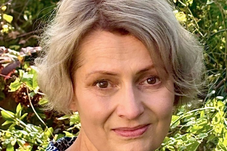 Porträt vor grünem Laub