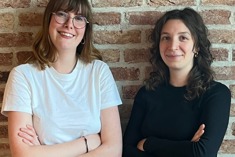 Porträt der beiden Frauen vor Backsteinwand