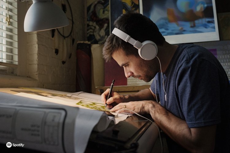 Mann mit Kopfhörern am Arbeitstisch