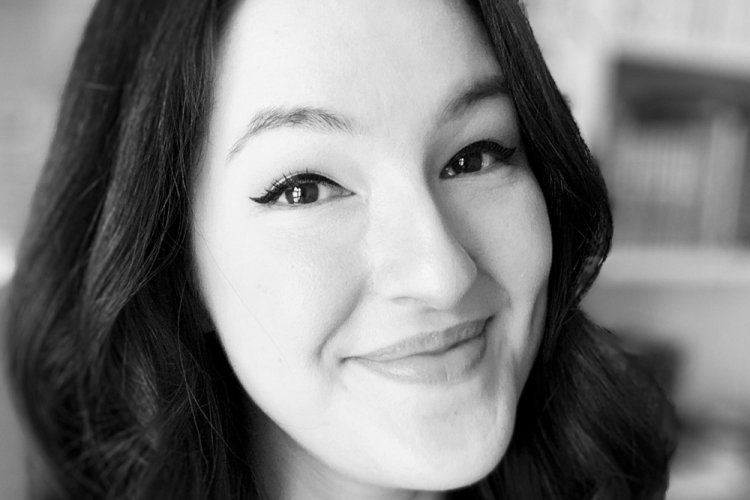 Schwarzweiß-Porträt von Mona Kasten