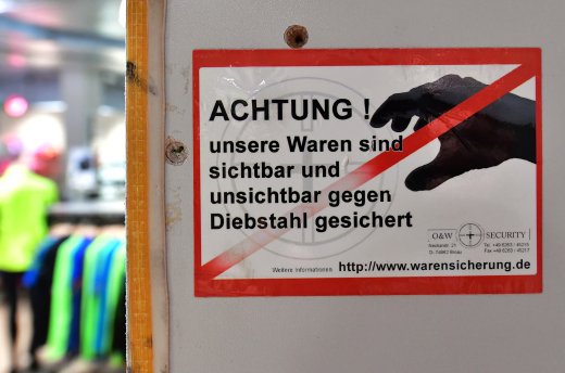 Banden, Kunden, Mitarbeiter: Diebstahl kostet Handel mehr