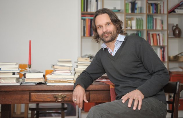 Schriftsteller Moritz Rinke am Schreibtisch 