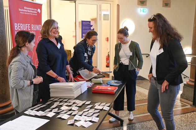 Menschen am Anmeldecounter: Jahreshauptversammlung Landesverband Hessen, Rheinland-Pfalz, Saarland 2024