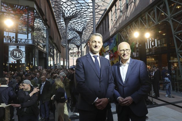 Peter Tschentscher (SPD, r), Hamburgs Erster Bürgermeister, und Jean-Marie Tritant, CEO Unibail-Rodamco-Westfield, stehen bei der Eröffnung des Westfield Hamburg-Überseequartier zusammen. 