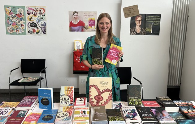 Sina Hauer am Messestand des Ulrike-Helmer-Verlags