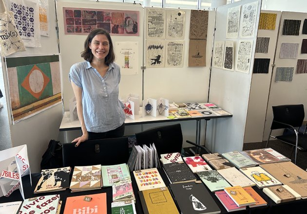 Cecilia Arbolave am Messestand ihres Verlags Lote 42
