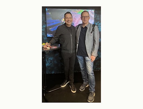 Foto von Sebastian Fitzek und Börsenblatt-Redakteur Matthias Glatthor in der Signierbox von Fitzek