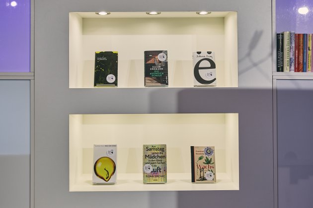die sechs für die Shortlist nominierten Bücher stehen in einem Regal 