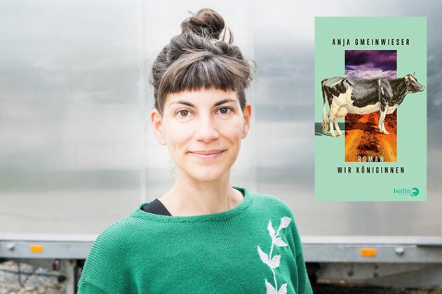 Anja Gmeinwieser steht auf eine Brücke, neben ihr das Buchcover