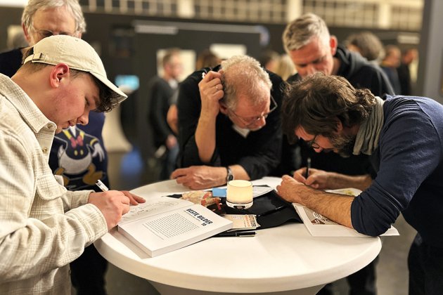 Die Cartoonisten Maxim Seehagen und Samy Challah signieren