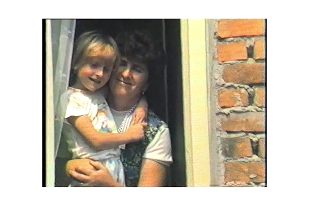 Betty Boras mit ihrer Oma, 1989