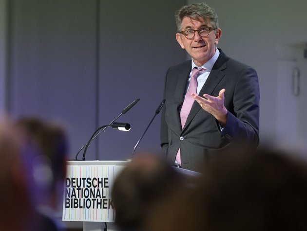 Wolfram Weimer am Rednerpult in der DNB