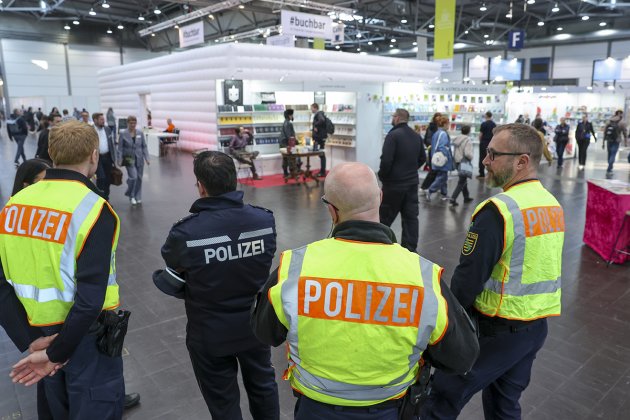 Unter Polizeischutz besucht AfD-Politiker Maximilian Krah den Stand des Castrum Verlags
