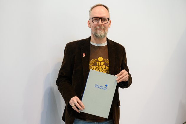 Dietmar Dath mit Urkunde