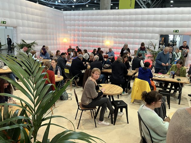  Buchbar ist ein aufblasbares Veranstaltungszentrum mit Gästen