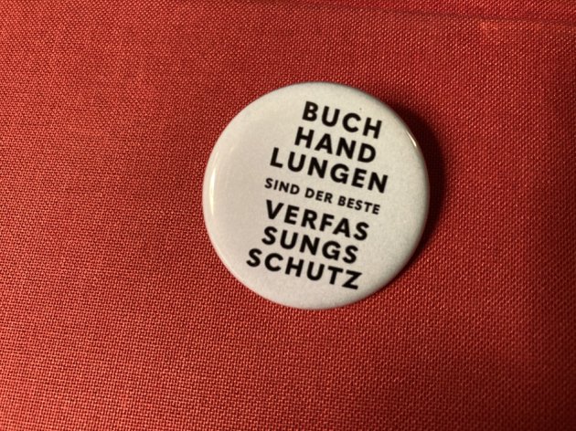 Button mit Aufschrift "Buchhandlungen sind der beste Verfassungsschutz"