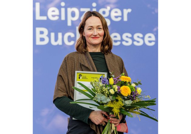 Katerina Poladjan mit Blumenstrauß und Urkunde