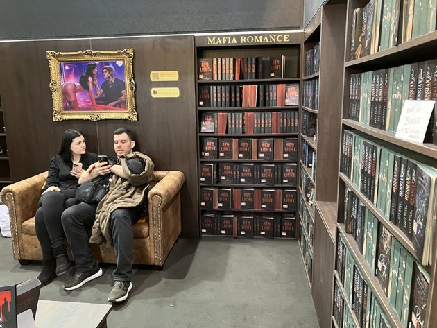 Ein Paar sitzt auf einem Sofa im Messestand von Nova MD 