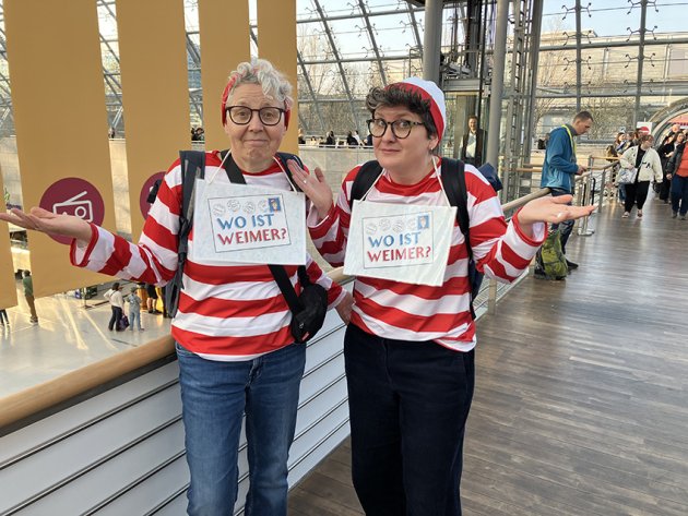 verkleidet wie im Wimmelbilderbuch „Wo ist Walter“, erbitten Elisabeth Evertz und Anke Johannsen Hinweise: „Wo ist Weimer?“