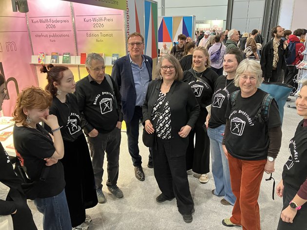 Buchhändler Jörg Robbert und etliche Mitstreiter trugen die T-Shirts mit Banned Bookshop-Shirts.