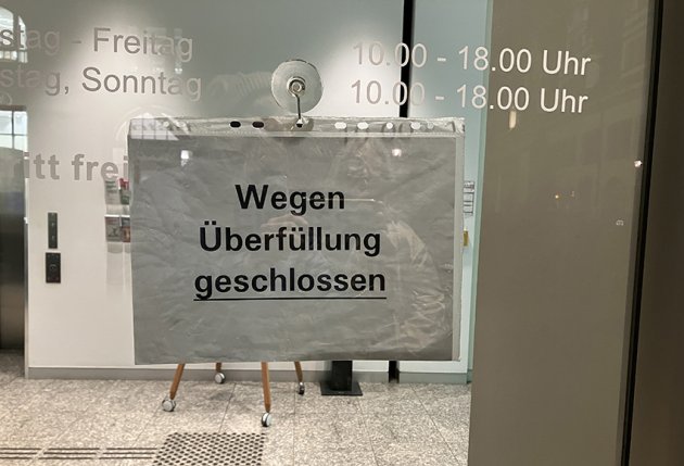 Schild "Wegen Überfüllung geschlossen"
