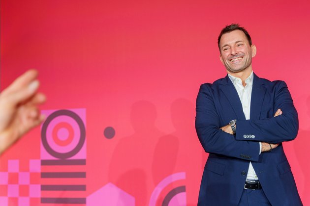 Kaufmann steht mit verschränkten Armen
