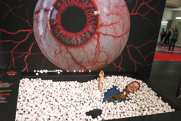 Bällchenbad mit Augapfel Skulptur