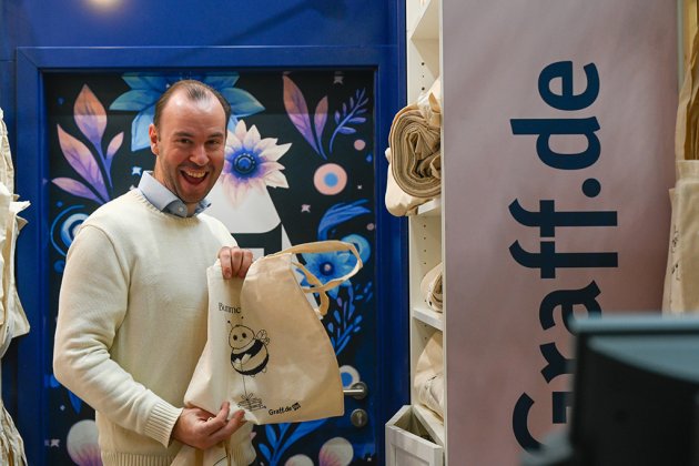 Mann mit Merch-Tasche