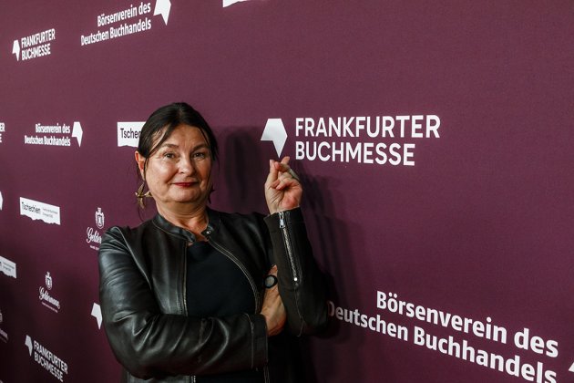 Radka Denemarková vor der logo-Wand der Buchmesse