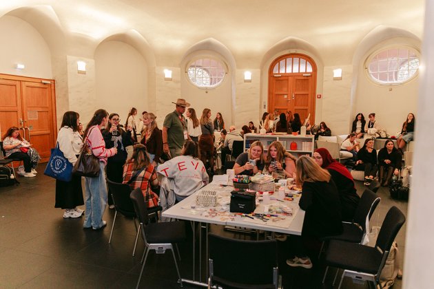 viele junge Leute in einem Raum, Pausenatmosphäre