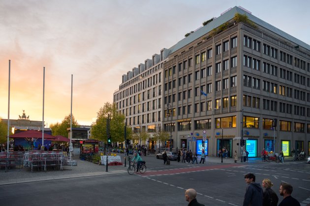 Außenaufnahme des Europäischen Hauses rechts und im Hintergrund das Brandenburger Tor in Berlin 