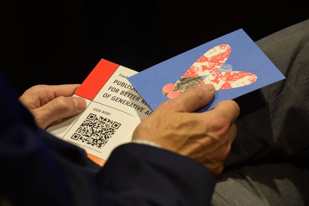 Männerhände, die 2 Postkarten in der Hand halten
