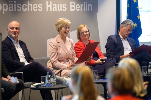 2 Männer und 2 Frauen sitzen auf dem Podium in einer Diskussionsrunde. Namen in der Bildbeschreibung.