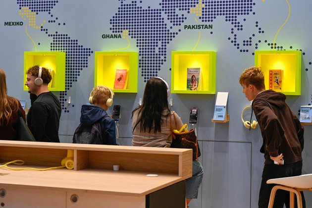 Spotify-Stand mit Hörbüchern und Literatur aus aller Welt. 
