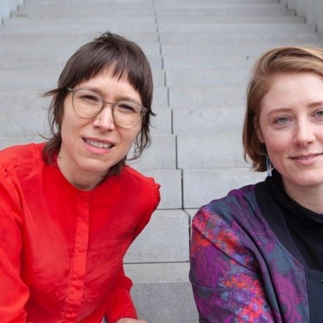 Fabienne Imlinger (links) und Martina Kübler sitzen auf einer Betontreppe